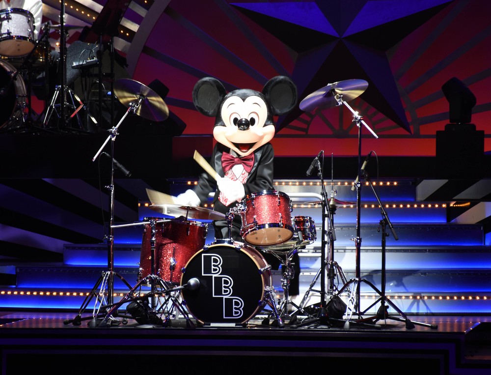 「ビッグバンドビート」でドラムをたたくミッキーマウス
