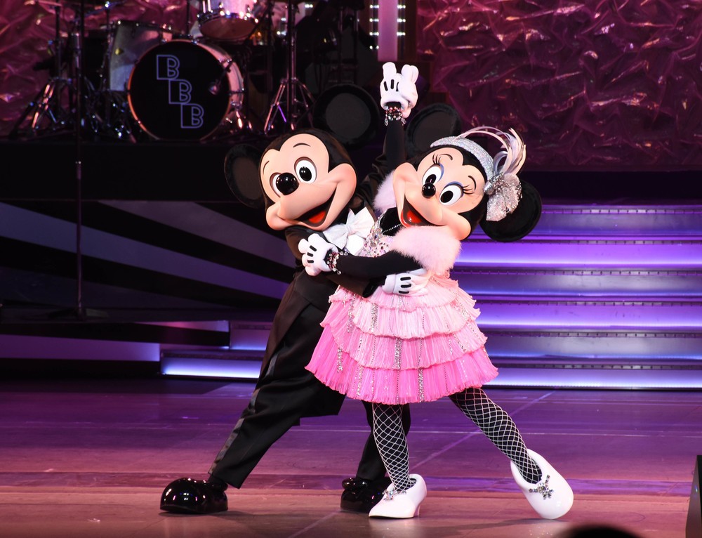 「ビッグバンドビート」のミッキーマウスとミニーマウス
