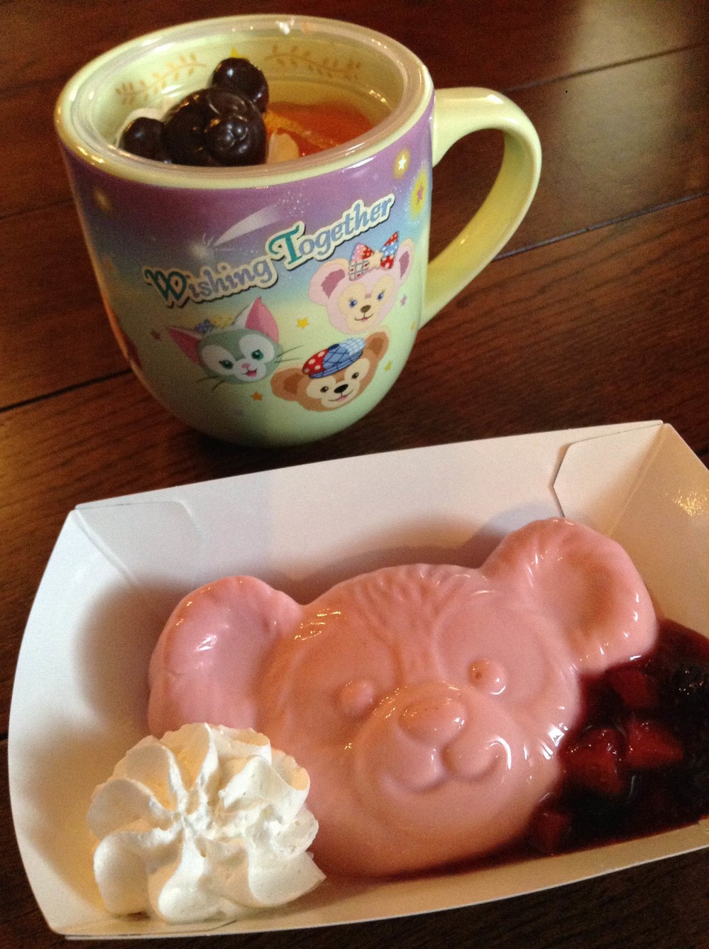 ケープコッド・クックオフのオレンジムース（上）とストロベリーパンナコッタ