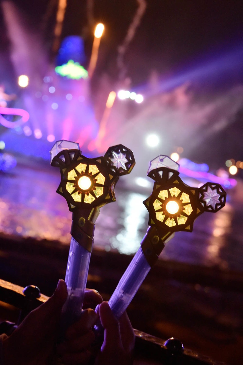 クリスタルコンパス。ナイトタイムの「ファンタズミック！」で演出に合わせ光り輝くほか、各エリアのクリスタルポイントでゲストの“Wish”に音と光で反応する