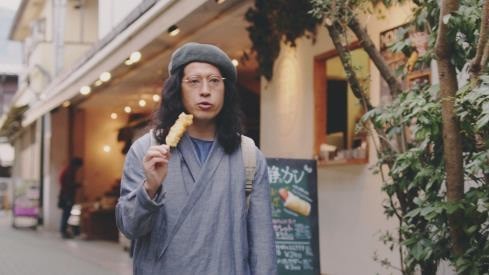 長瀞岩畳通り商店街を歩く又吉さん