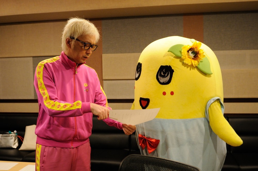 ピンクのジャージ姿は、CMのクリエイティブディレクター・監督を務める箭内道彦さん