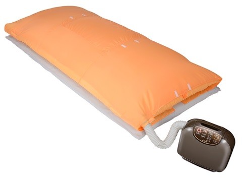 乾燥マットでふとんを包み込んで隅々までしっかり乾燥