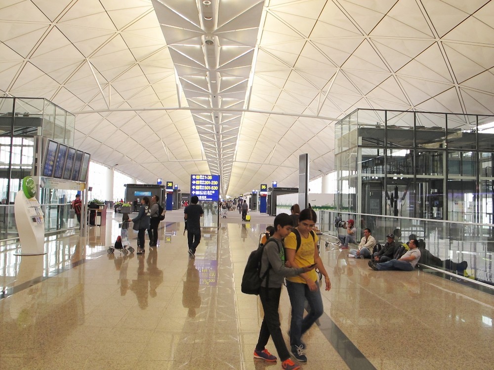 香港国際空港はとにかく広い。レストランやブランドショップも充実している。
