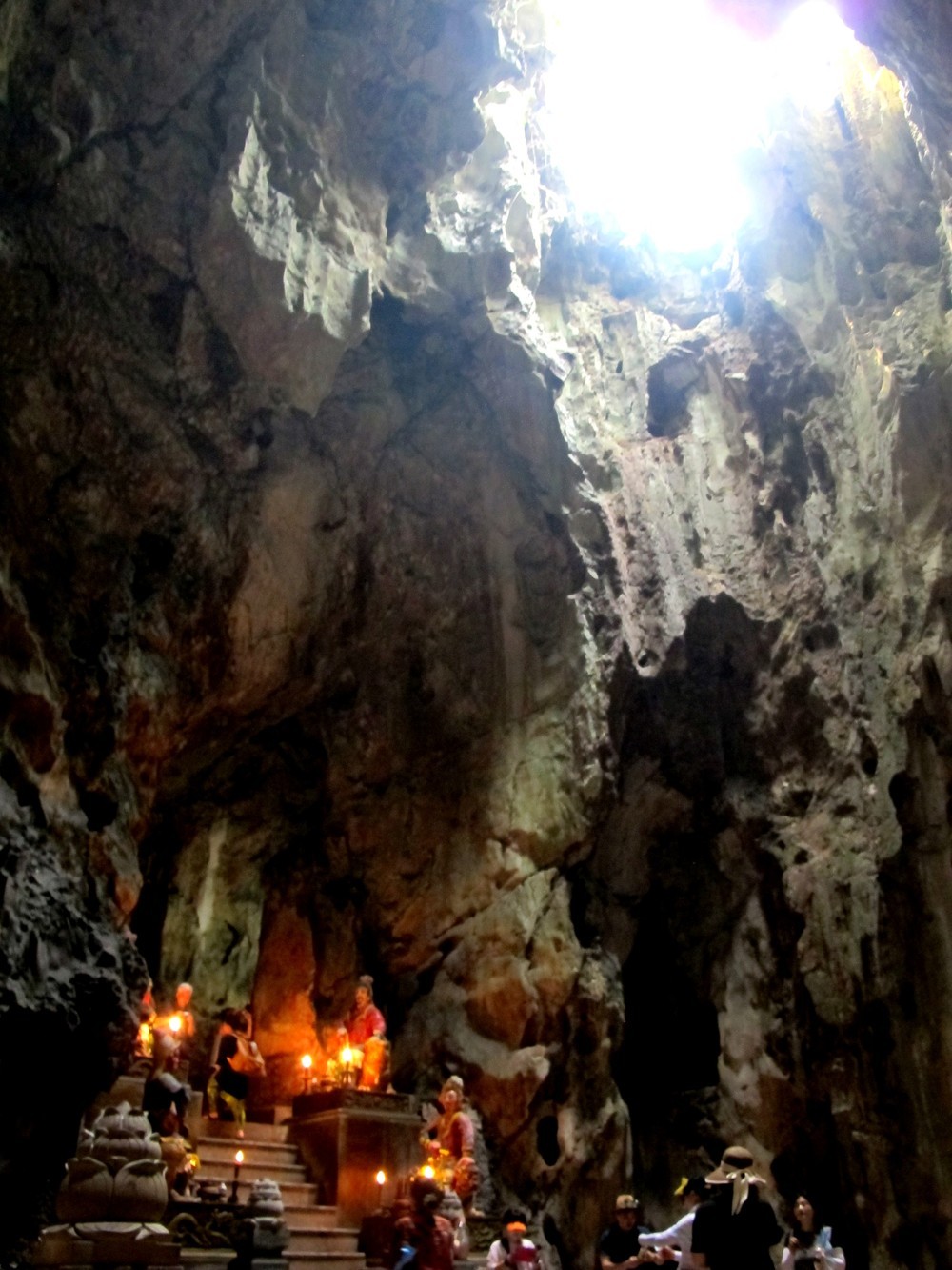 五行山の中にあるフィエンコン洞窟。天井の穴はベトナム戦争時の爆撃で開いたという
