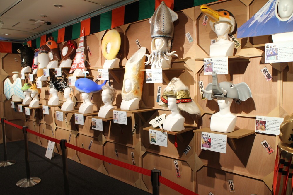 被り物もずらりと陳列