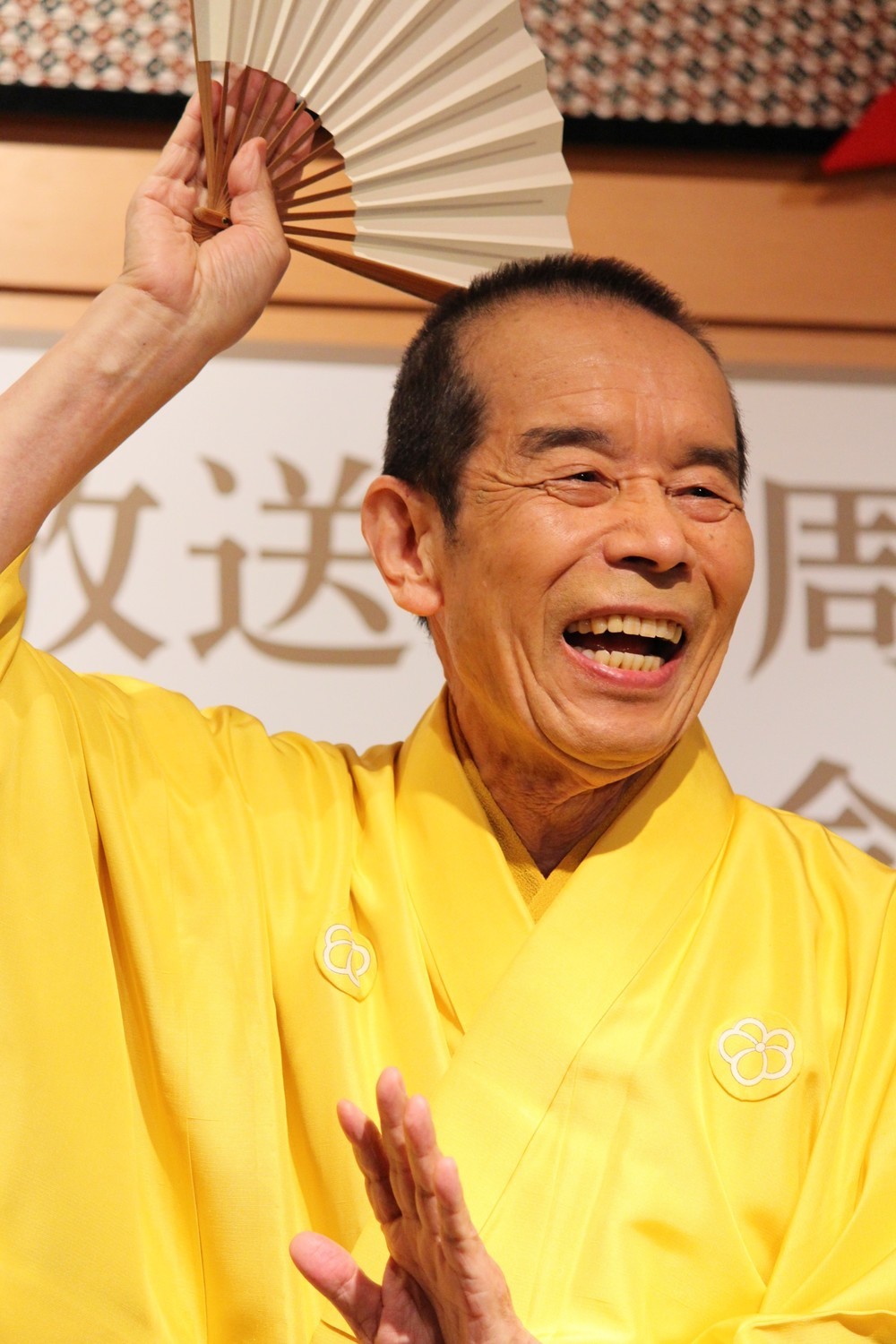 「グッズを買って！」と呼びかける木久扇師匠