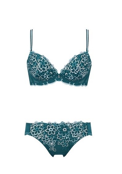 脇をすっきり見せつつ魅力的な谷間メイク　トリンプ「脇ぷにすっきりブラ」