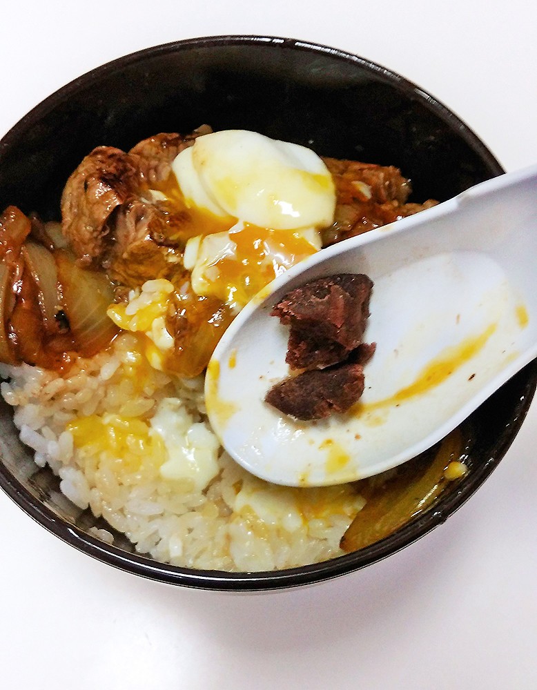 おそるおそるあんこを追加（まんじゅうの皮はこの後おいしくいただきました）