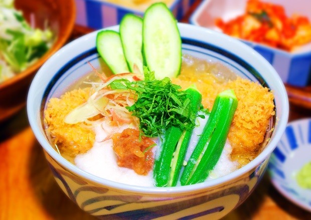 夏野菜をたっぷり添えて、冷たい出汁に揚げたてを...「かつ吉」夏の名物「特製冷やしかつ丼」