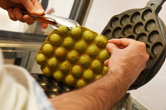 この生地をクレープのように丸める