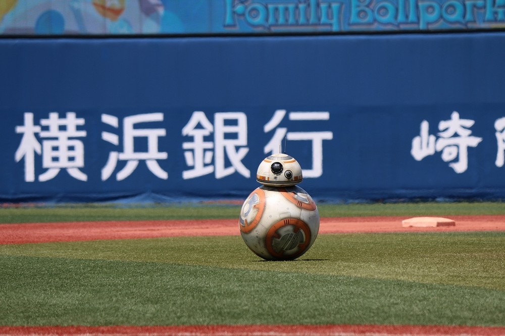 スター・ウォーズ「BB-8」が始球式に...世界で初めて野球場に登場、映画のままの動きに場内歓声