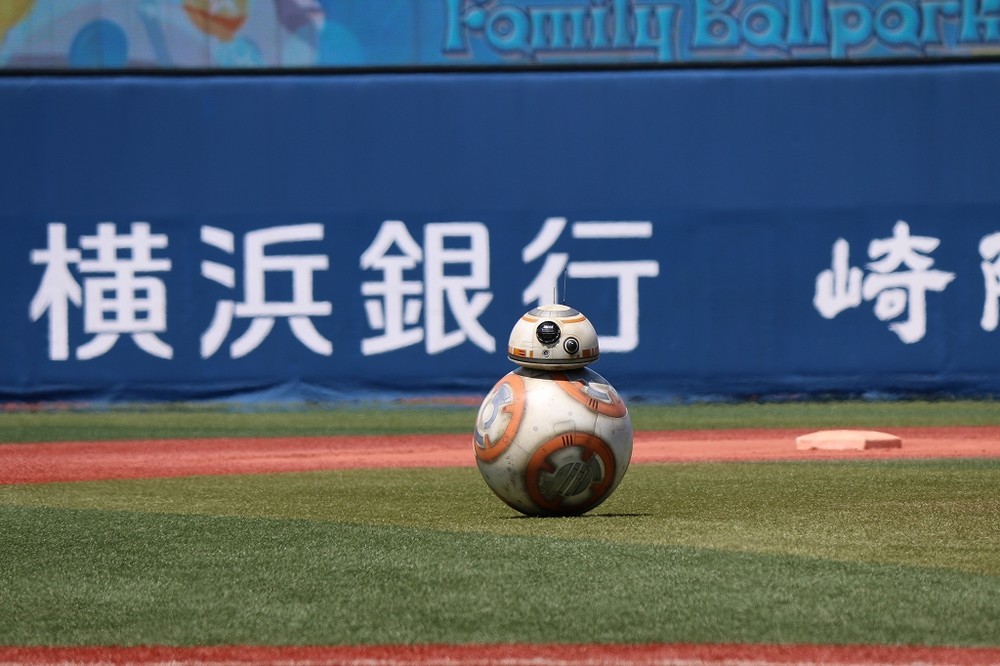 スター・ウォーズ「BB-8」が始球式に...世界で初めて野球場に登場、映画のままの動きに場内歓声