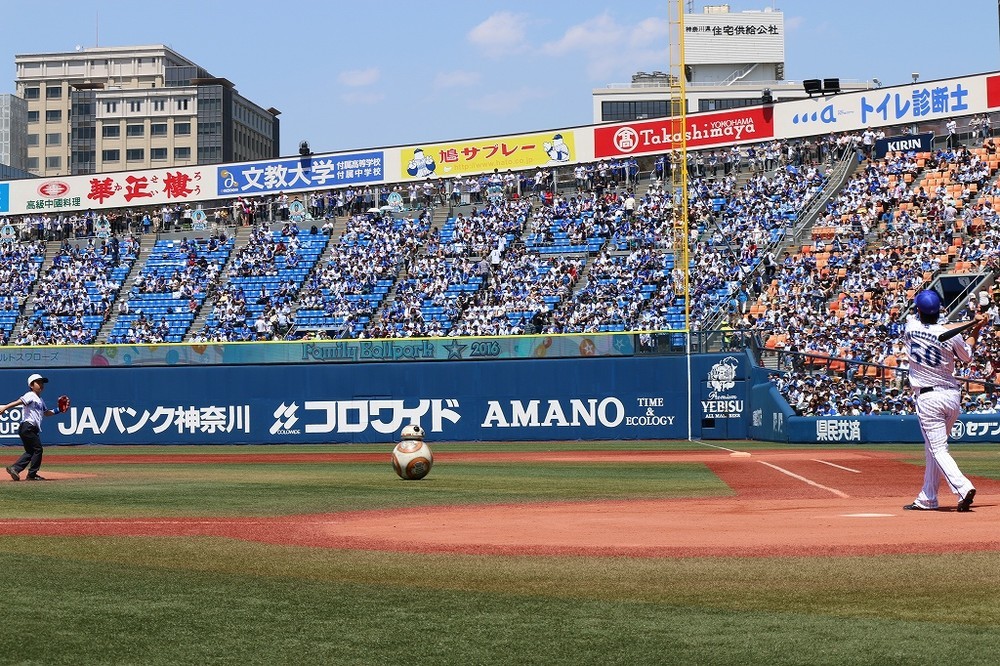 見事なノーバン投球に、BB-8も見惚れている様子？