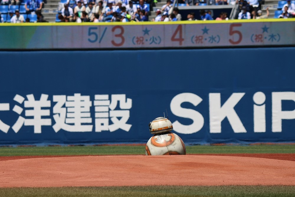 始球式後にはマウンドの周りをぐるっと一周