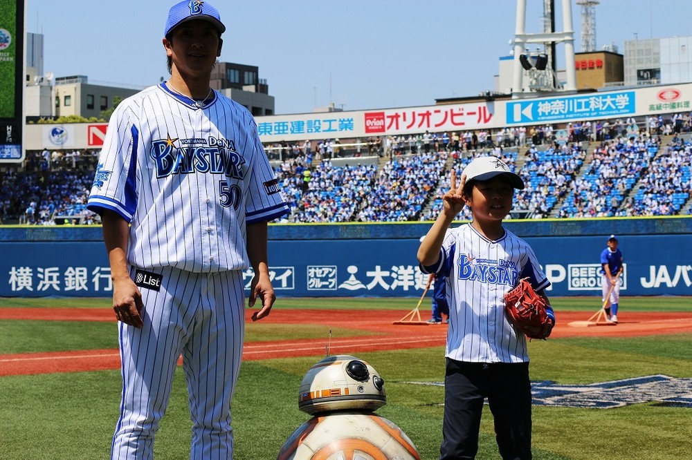 左から下園選手、BB-8、始球式をつとめた石川くん