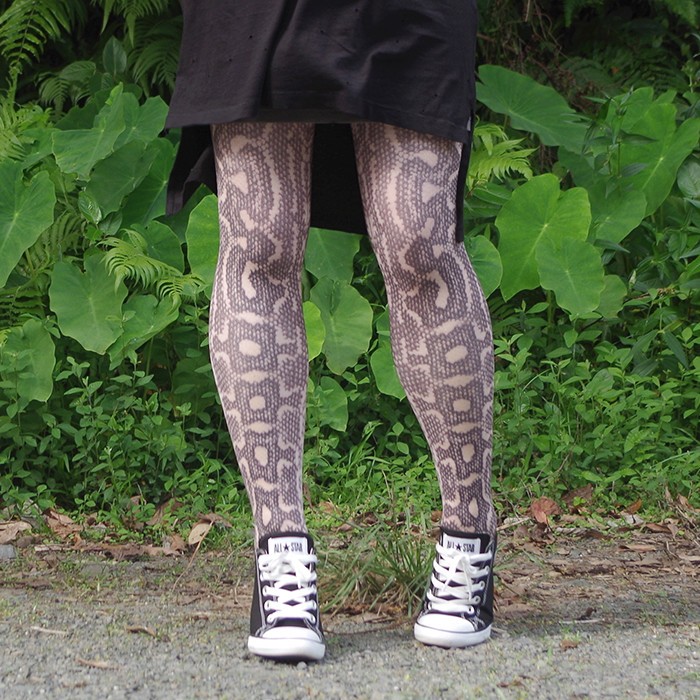 猛毒ヘビの「ハブ」がモチーフ！　鹿児島・奄美で強烈インパクトのタイツが誕生したワケ