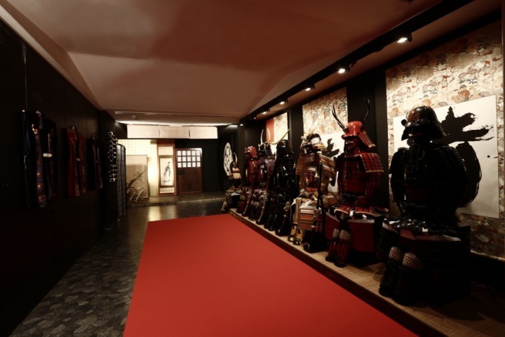 左手前に「陣羽織」、左奥に「刀」、右に「鎧」がそれぞれ展示されている