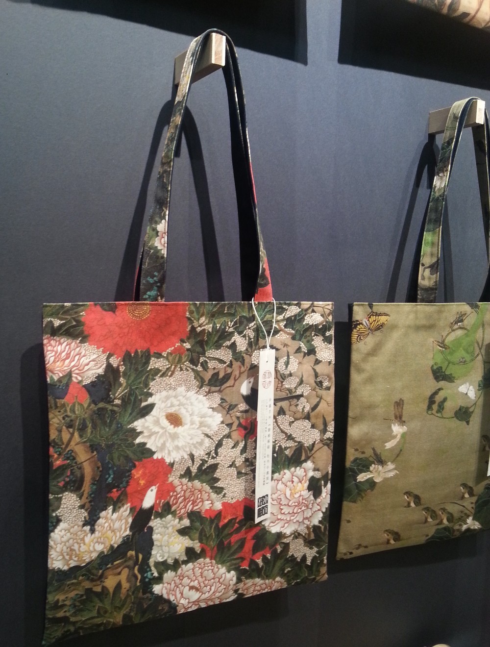 「若冲展」は特製グッズにも注目「動植綵絵」のトートバッグ、初お目見え