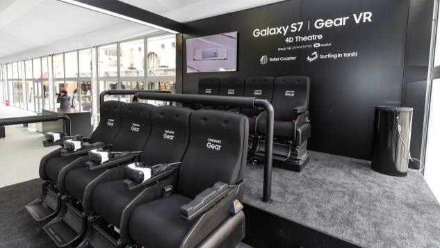 Gear VRブースに設置される「VR Theater」ではジェットコースター体験もできる