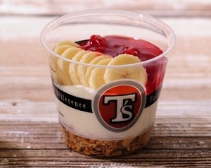 オリジナルのグラノーラにギリシャヨーグルト