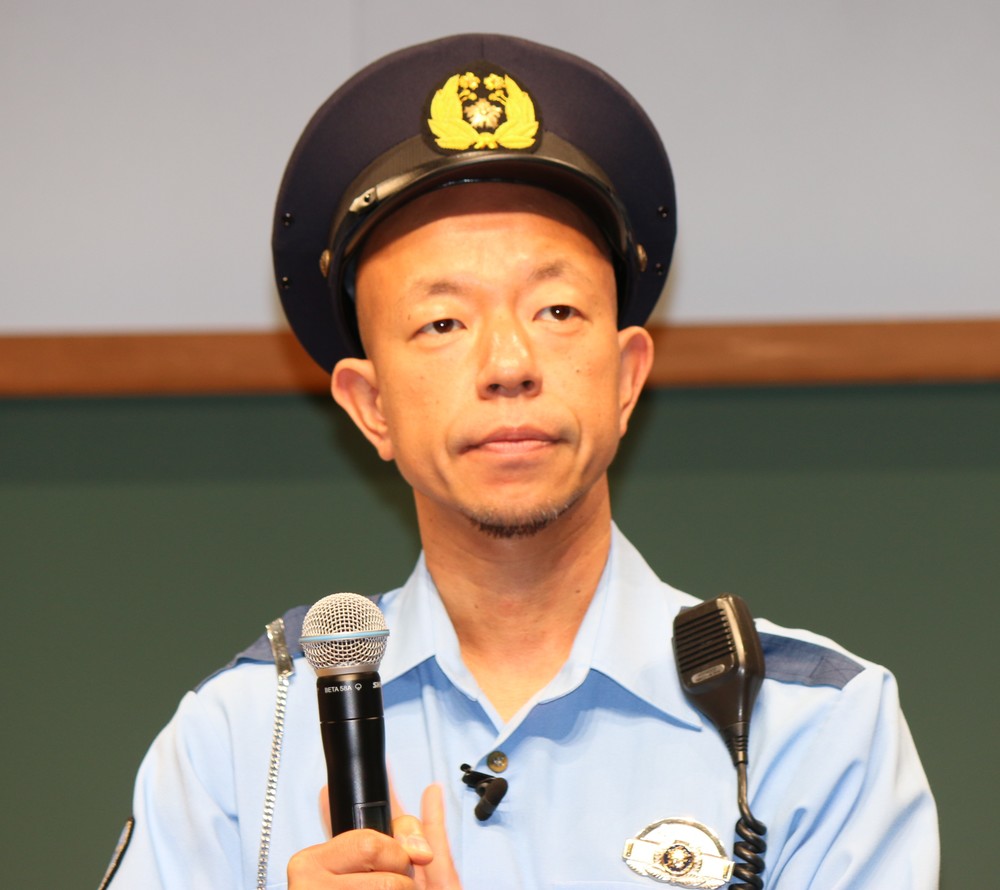 小峠さんは警察官役として登場