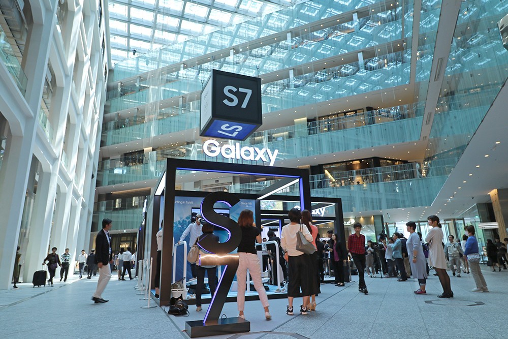 「Galaxy Studio」の場所はKITTE1階。JR東京駅の真ん前という好立地も手伝い、外国人観光客の姿も目立つ