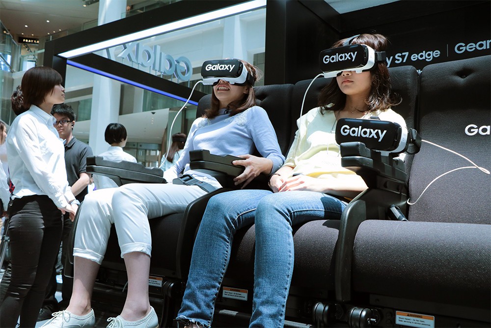 VRシアター体験中の女性。その歓声はダチョウ倶楽部に負けないくらい大きかった