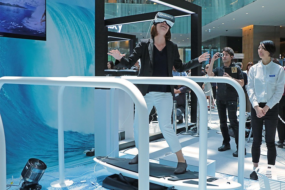 VRの体験中、「私…仲間と一緒にサーフィンしてる！」とつぶやく声が