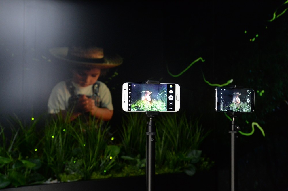 写真右が前モデルのGalaxy S6 edgeで、左がGalaxy S7 edge。カメラの感度が向上し、暗い場所での撮影も苦にならない（提供：Galaxy）