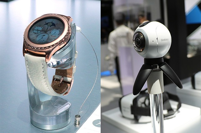 写真左がウエアラブル端末の「Gear S2」、右が参考出展されたVRカメラ「Gear360」
