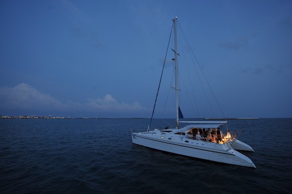 漆黒の海原から星空を望むプライベートクルーズ　星のや竹富島「星ごこちクルーズバー」