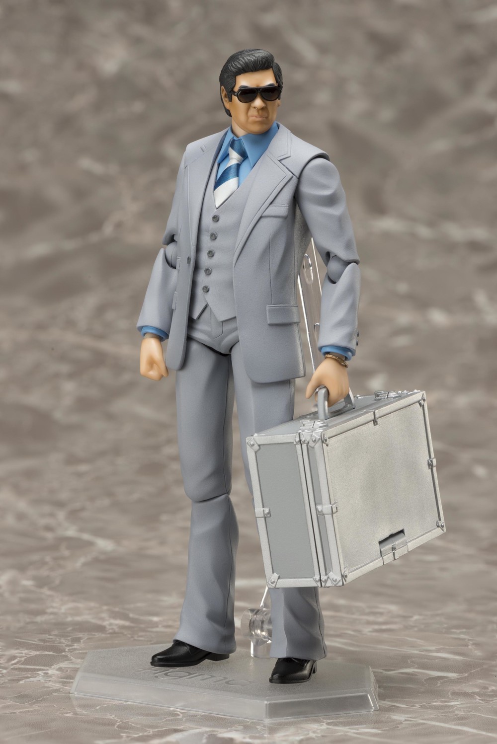 現金輸送用のアタッシュケース、1億円、札束の小物が付属