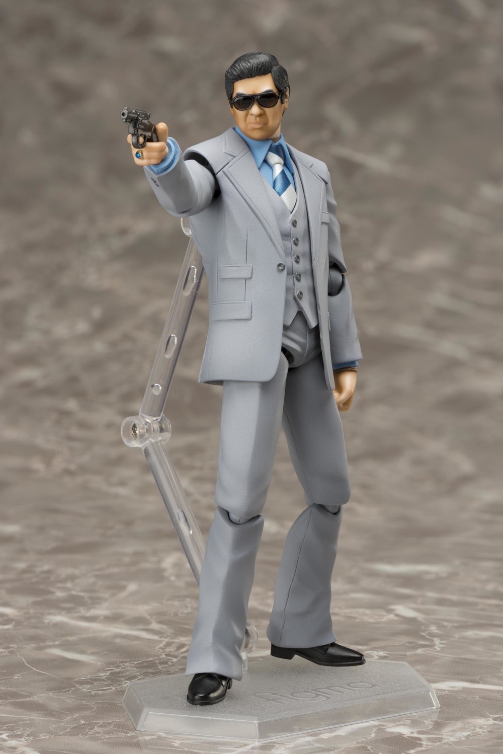 愛用の拳銃も付属