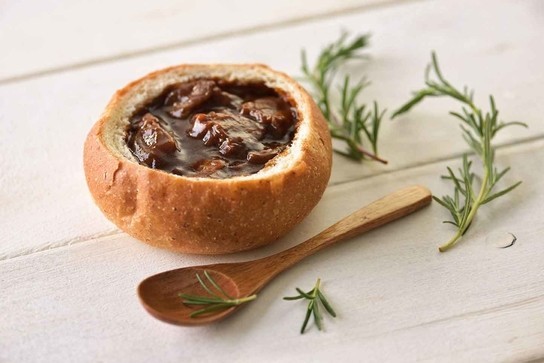 パンの中に具だくさんのスープがたっぷり　「ブレッドボール」を家庭で楽しむセット登場