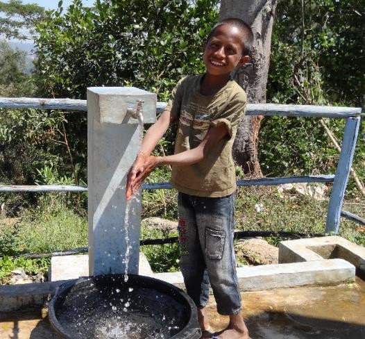 重力式給水システム例　©UNICEF Timor-Leste/2015/Rbhusal
