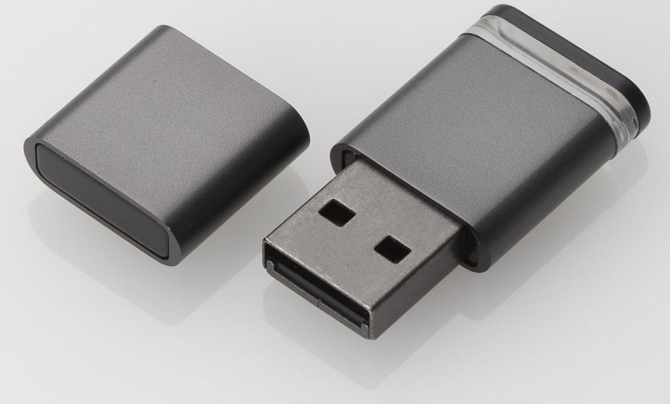 しっかり閉まるマグネット内蔵のコネクターキャップ　USB2.0対応メモリー
