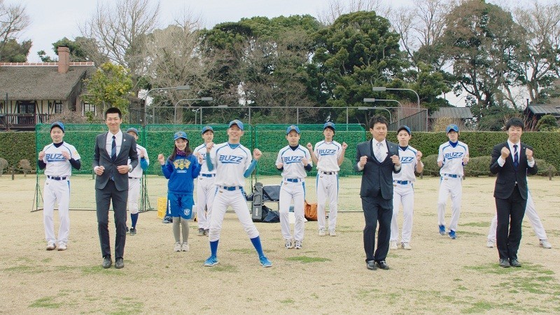 「します～」と歌う、しんきんマン3人