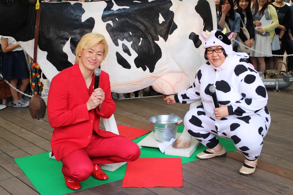 牛の姿で牛の搾乳体験