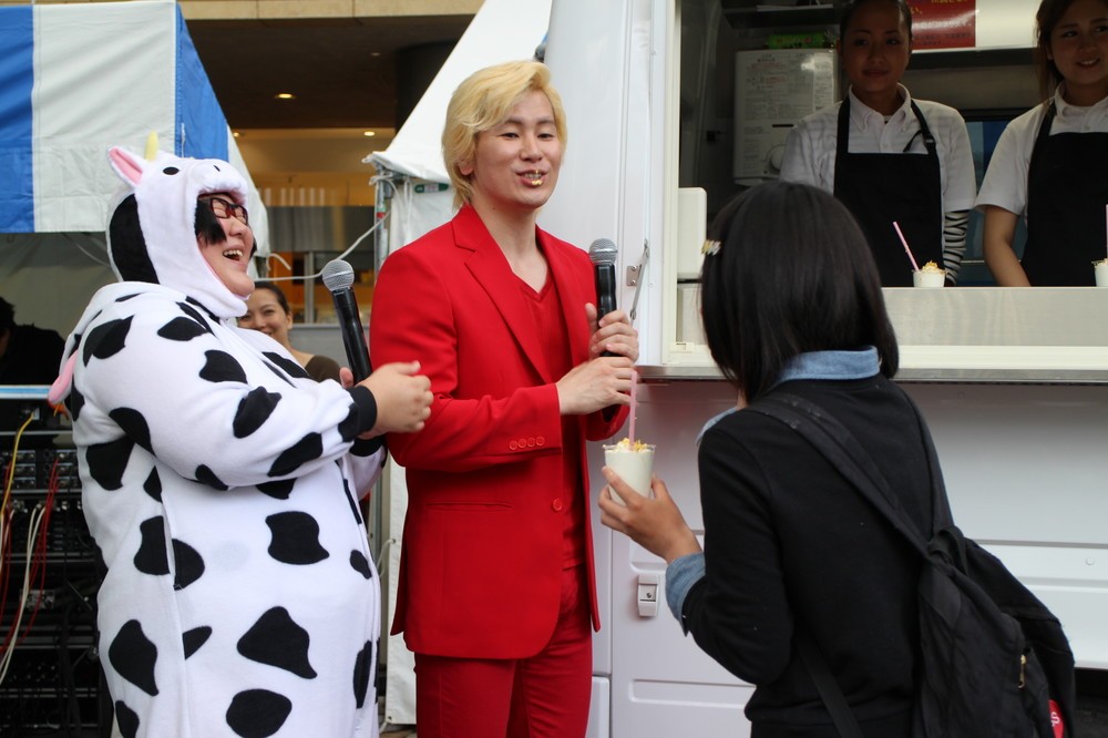 参加者に特製ドリンク「メイプル“調合”ミルク」を配る