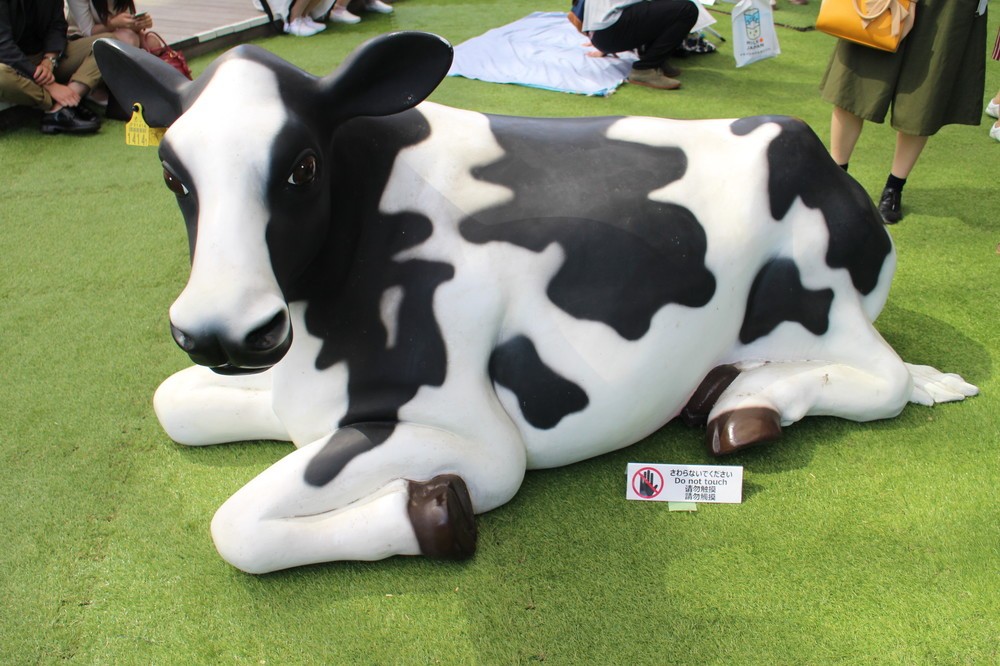 牧場を再現した会場にはそこかしこに牛の模型が