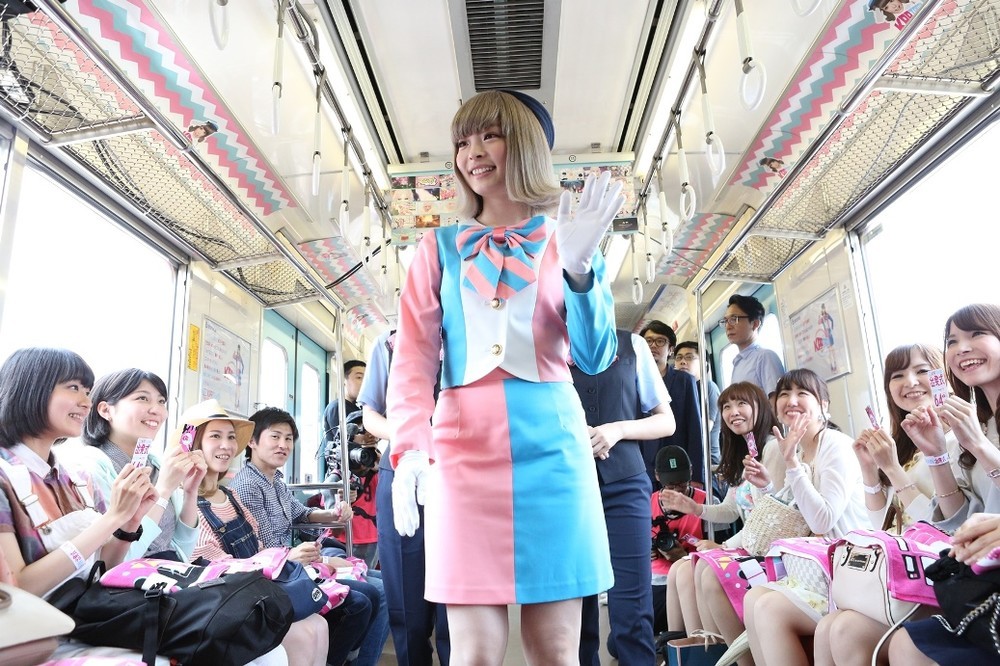 SEIBU KPP TRAINの車内でファンと交流する、きゃりーさん