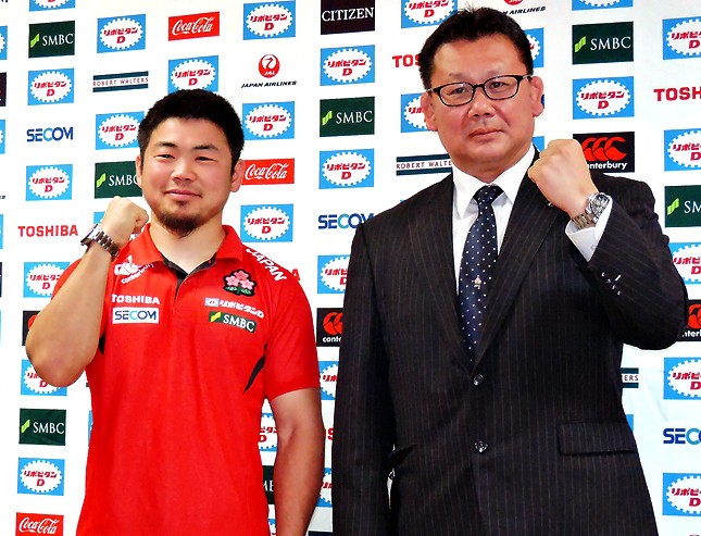 （写真左から）日本代表スクラムハーフの田中史朗選手、男子 15人制ラグビーの薫田真広DOR