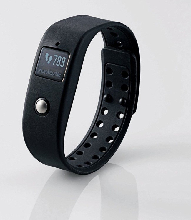 アプリで健康管理できるリストバンド型活動量計　エレコム「Runtastic orbit 1」