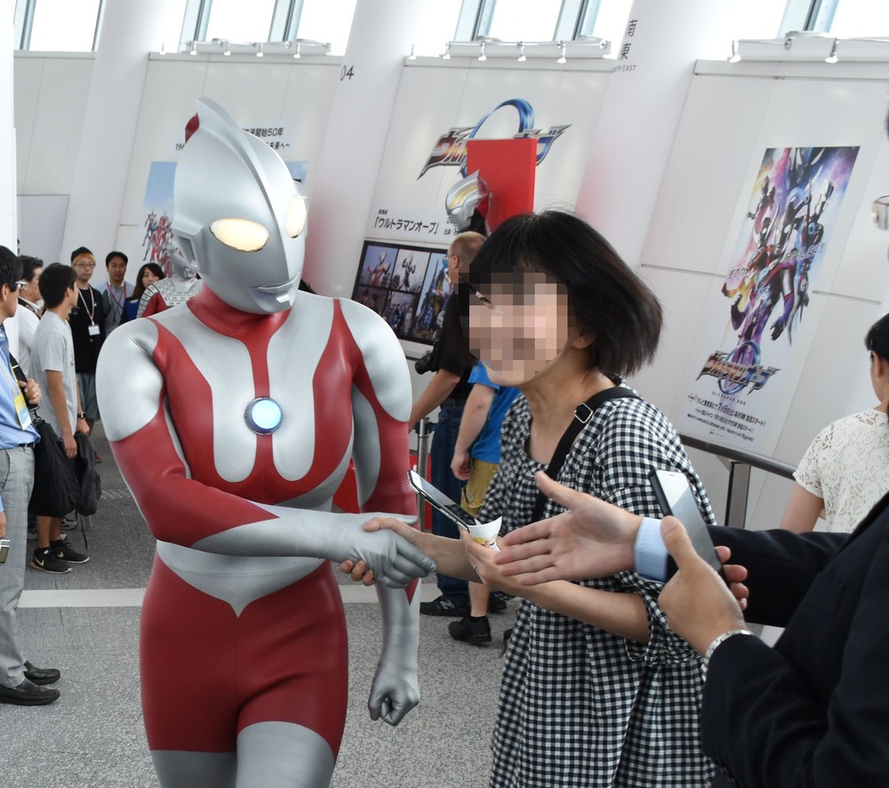 初日はウルトラマンらが“グリーティング”