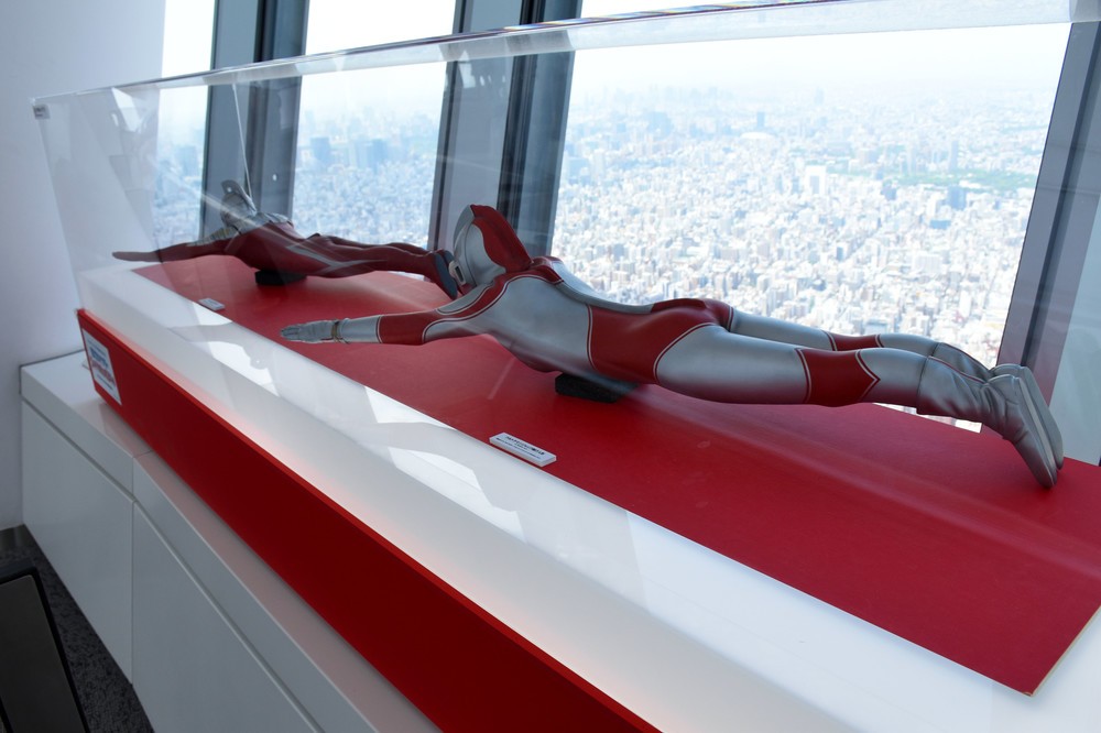 “天空展示”されているウルトラヒーローら