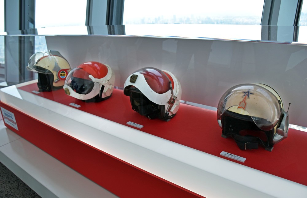 衣装や小道具の展示も