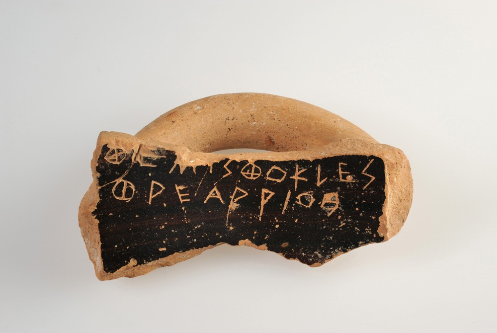 テミストクレスの名前が書かれたオストラコン（陶片）　前472年のオストラシズム（陶片追放）　古代アゴラ博物館蔵　©The Hellenic Ministry of Culture and Sports- Archaeological Receipts Fund
