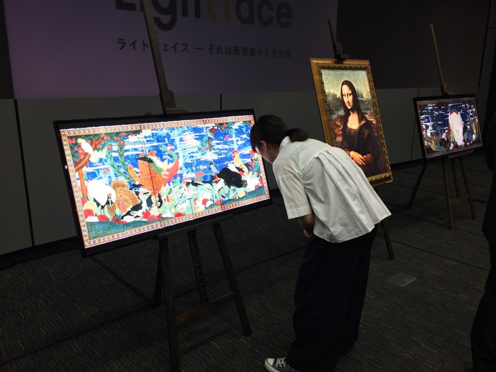 江絹の織り目まで鑑賞できる若冲の「鳥獣花木図屏風」