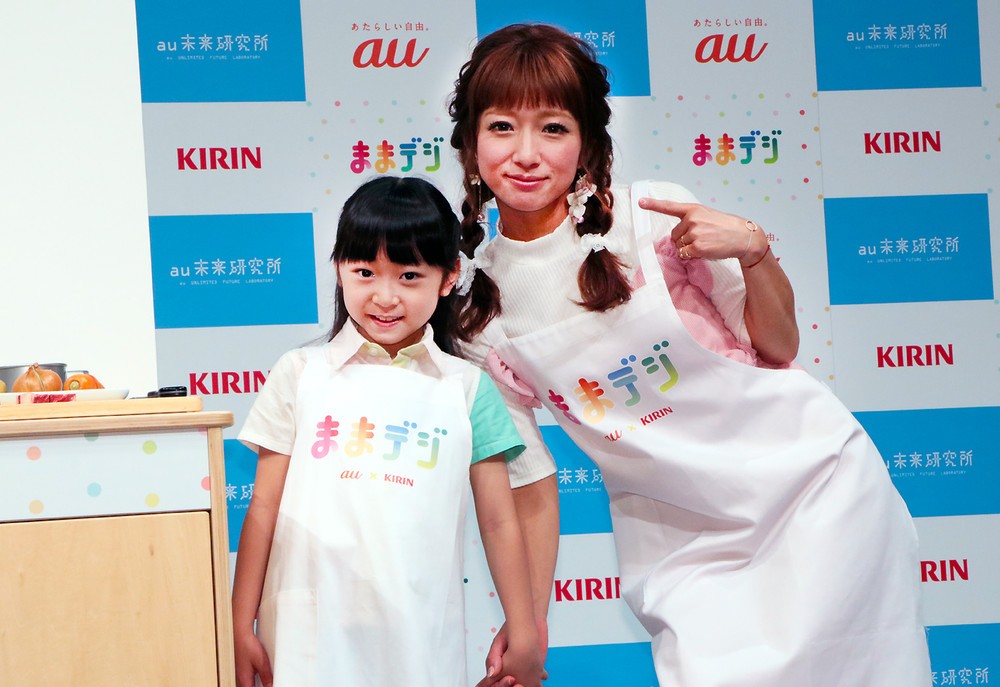 辻希美が感動した、auの次世代型おままごとキット「めっちゃ本物のカレーの香りがするぅ！」
